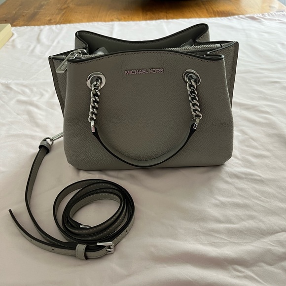 MAKE ME AN OFFER Kors pebble soft leather purse. Light dove grey - Picture 1 of 9